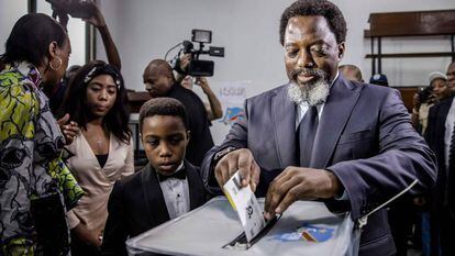 O presidente da República Democrática do Congo, Joseph Kabila, vota nas eleições de 30 de dezembro em Kinshasa.