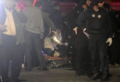 Uma vítima é examinada depois do ataque na China.