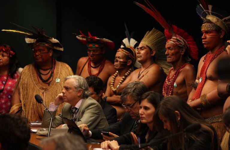 Indígenas acompanham reunião da comissão.