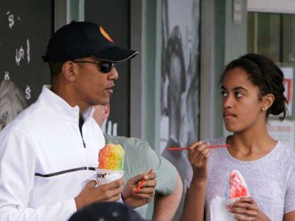 Malia Obama conversa com seu pai no verão passado.