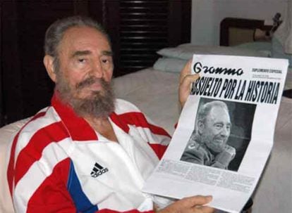 Fidel segura uma fotocópia do jornal ‘Granma’.