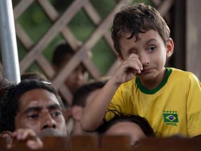 Garoto chora durante confusão no único treino aberto da seleção brasileira.