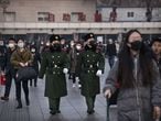 Policías usan máscaras mientras patrullan en la estación de Beijing (China) antes del Festival de Primavera anual. 