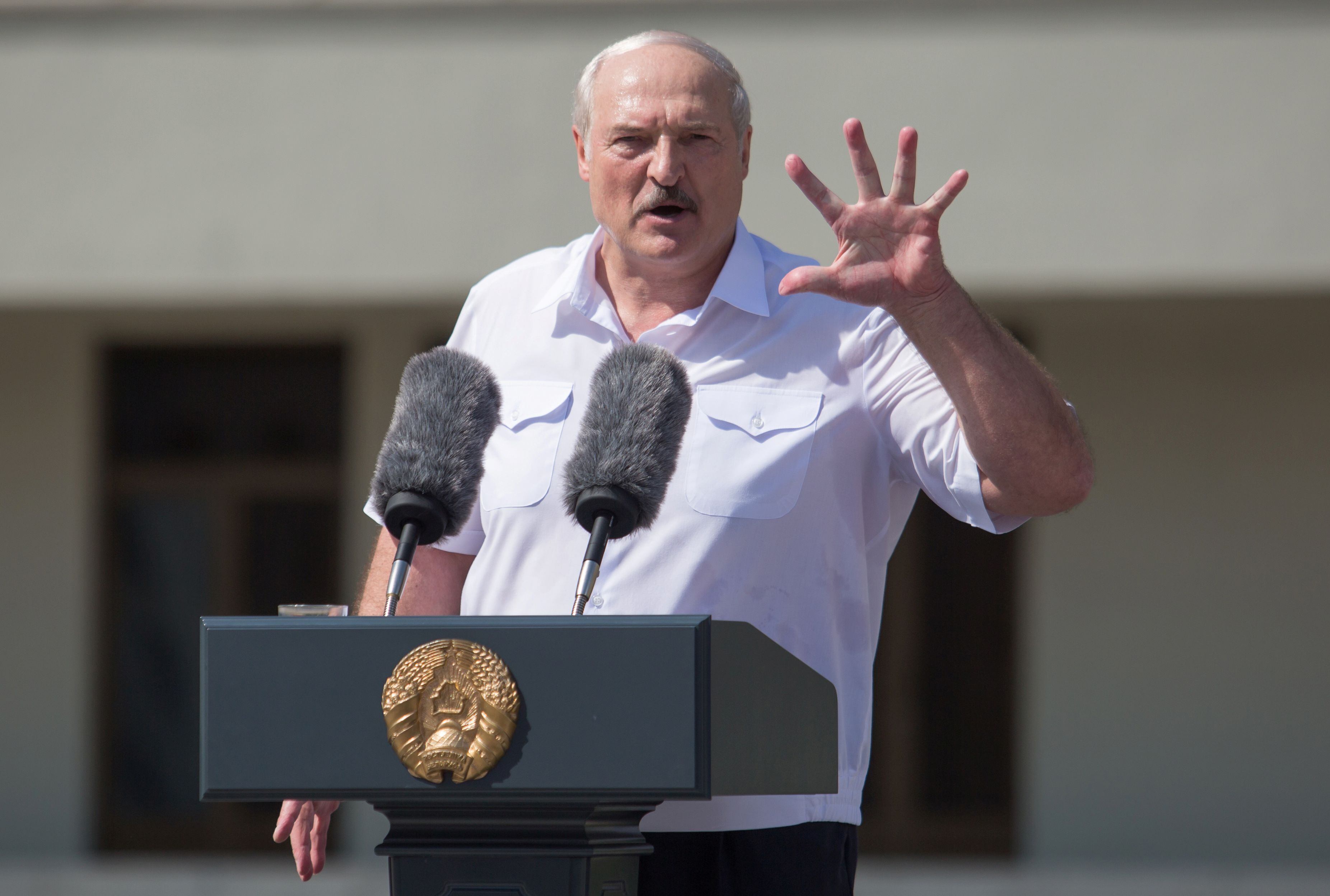 Lukashenko discursa para partidários em outra manifestação realizada neste domingo em Minsk, esta a seu favor.