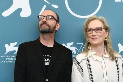 Steven Soderbergh e Meryl Streep posam para fotos no domingo de manhã.