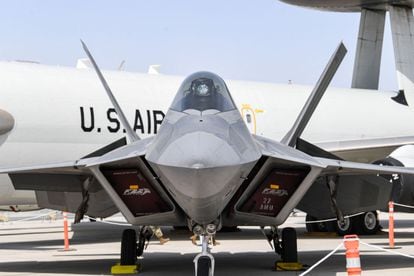Um F-22 Raptor da empresa norte-americana Lockheed Martin, exposto em feira em Dubai em novembro de 2019.