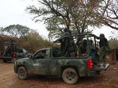 Militares na comunidade de El Salitre, onde 17 pessoas desapareceram.