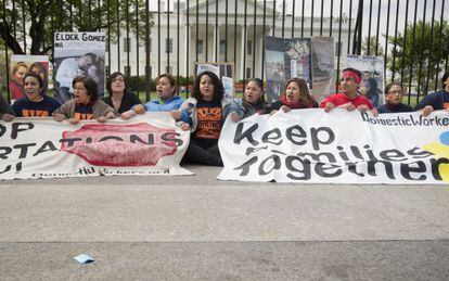 Manifestantes diante da Casa Branca para pedir o fim das deportações.
