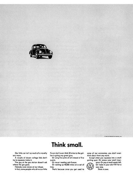 <center><B>VOLSKWAGEN BEETLE. </B>Nosso pequeno automóvel já não é uma novidade. Uma dúzia de garotos universitários já não tenta mais caber dentro dele. O frentista do posto não pergunta mais onde se coloca a gasolina. Ninguém sequer nos encara. De fato, algumas pessoas que conduzem nosso pequeno nem sequer pensam que 32 milhas por galão está bem. Nem que ele consome dois litros e meio de combustível ao invés de cinco litros. Nem que nunca precisa de anticongelante. Ou que percorre 40.000 milhas com um jogo de pneus. É porque quando se acostuma com alguma de nossas economias, nem sequer se pensa mais nelas. Exceto quando se estaciona em um local muito pequeno. Ou se renova seu econômico seguro. Ou paga uma conta de reparo barata. Ou muda seu antigo VW por um novo. Pense nisso.</center>