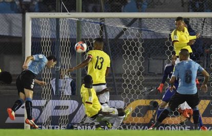 Godín marca o primeiro gol do partido.