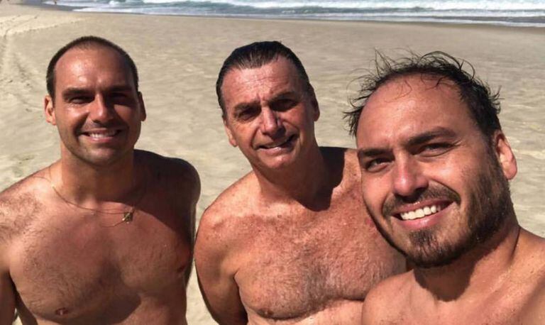 Eduardo, Jair e Carlos na praia em agosto. Foto foi postada por pai e partilhada por deputado federal.