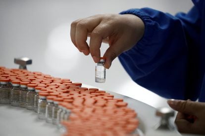 Um trabalhador realiza uma verificação de qualidade nas instalações de embalagem da fabricante chinesa de vacinas Sinovac Biotech.