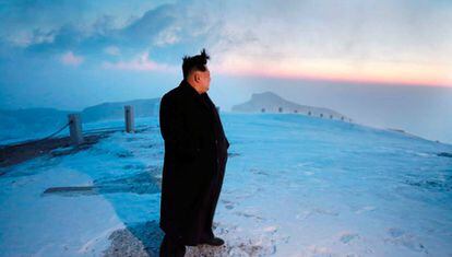 O ditador Kim Jong-Um no topo do vulcão Paektu.