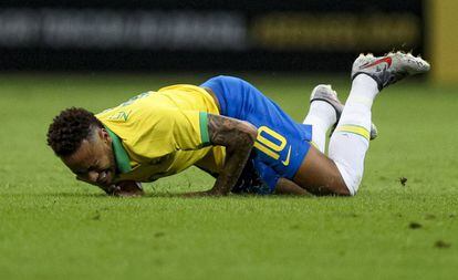 Neymar cai na partida entre Brasil e Catar.