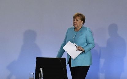 A chanceler alemã, Angela Merkel, anuncia um pacote de estímulo para a economia do país, na noite de quarta-feira.