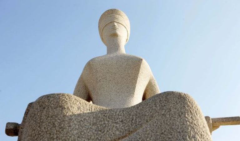 Estátua da Justiça, localizada em frente ao STF.