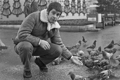 Ozzy Osborne alimentando pombos em Glasgow em 1982. Foi justamente degustando um pombo que ele protagonizou um de seus momentos mais selvagens. Ozzy também gosta de morder morcegos. GETTY