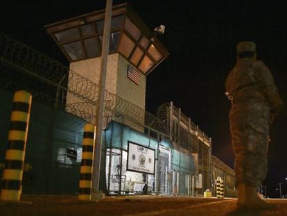 Entrada da prisão de Guantánamo.