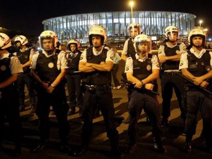 Policiais guardam o est&aacute;dio Man&eacute; Garrincha, em Bras&iacute;lia.