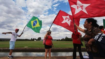 Apoiadores de Dilma Rousseff em frente ao Palácio da Alvorada.