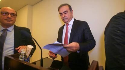Carlos Ghosn (en el centro), expresidente de Nissan-Renault, antes de comenzar este miércoles su rueda de prensa en Beirut.
