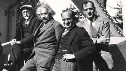 Ferdinand Ellerman, Albert Einstein, Walther Mayer e Edwin Hubble em observatório astronômico