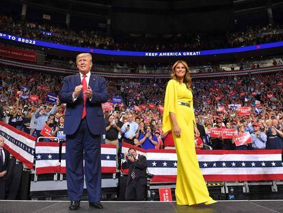 Presidente Donald Trump e a primeira dama Melanie Trump, durante comício na Flórida. 