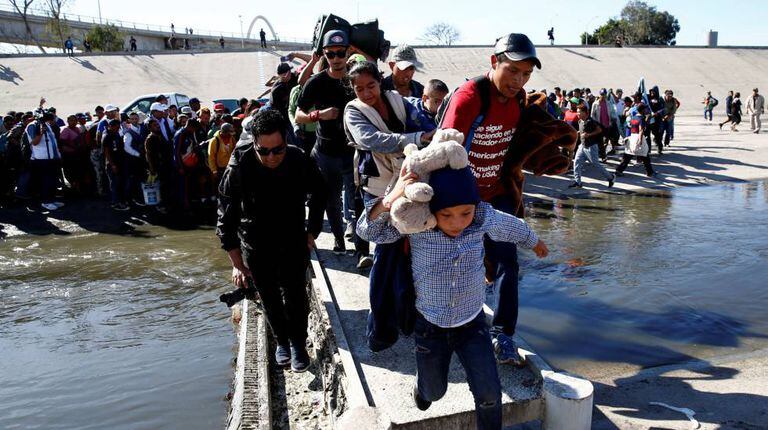 Parte da caravana de milhares de migrantes da América Central chega à fronteira dos EUA