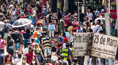 Movimento na Rua 25 de Março, em São Paulo, em fim de semana antes do Natal: o 13º impulsiona as compras. 