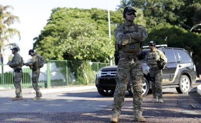 Policiais em frente à casa oficial do presidente da Câmara.