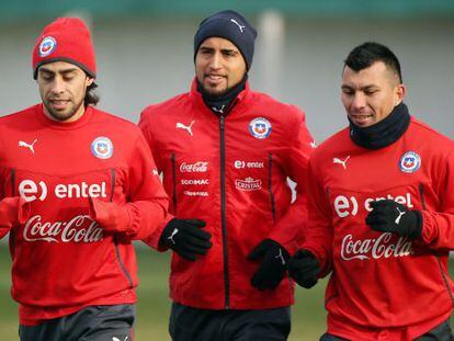 Valdivia, Vidal e Medel, durante o treino na última segunda.