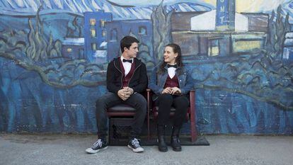 Dylan Minnette e Katherine Lengford, protagonistas de “13 Reasons Why”.