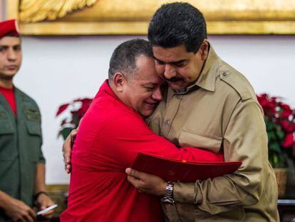 Diosdado Cabello e Nicol&aacute;s Maduro, em Caracas.