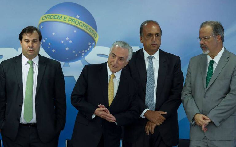 Rodrigo Maia, Michel Temer, Luiz Fernando Pezão e Raul Jungmann durante assinatura de decreto para intervenção federal na segurança pública no Rio de Janeiro.