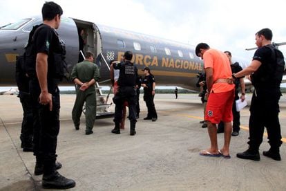 Presos embarcam em avião da Força Nacional, em São Luís.