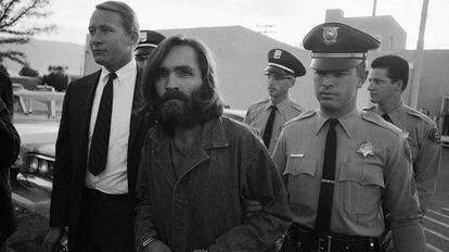 Manson é escoltado ao tribunal em 1969