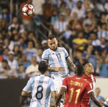 O argentino Otamendi disputa uma bola com Cooper, do Panamá.