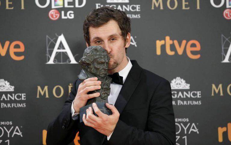 O ator e diretor Raúl Arévalo posa com o Goya.