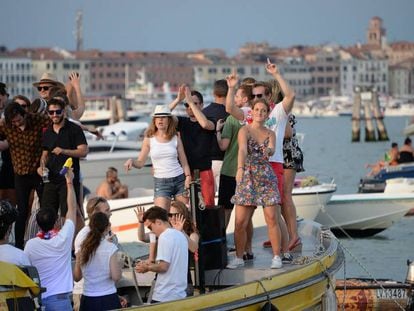 Turistas dançam em um barco, em Veneza, no dia 14 de julho de 2018.