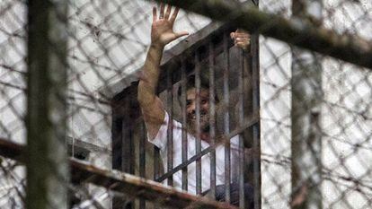 Leopoldo López acena de janela da prisão militar Ramo Verde, em Caracas.