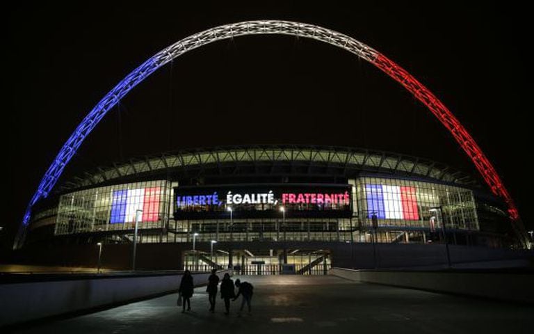 Arco de Wembley está iluminado com as cores da França.