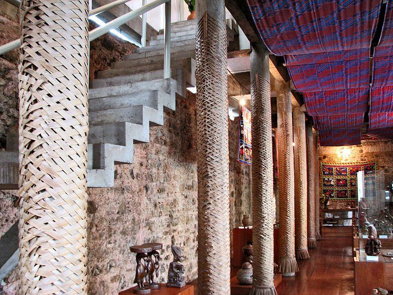 Interior da Casa do Benin, em Salvador, com os pilotis e a escada de concreto projetados por Lina Bo Bardi.