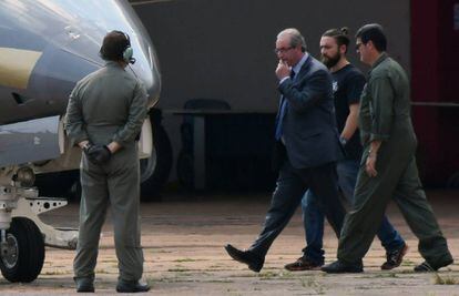 Preso, Eduardo Cunha é levado para avião da PF.
