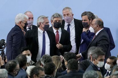 O presidente argentino, Alberto Fernández, cercado por seus novos ministros, na segunda-feira passada, em Buenos Aires.
