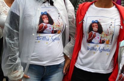 Familiares usam camiseta com a foto de Ágatha durante o seu funeral, no Rio