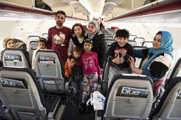 A outra face do tratamento dado aos refugiados. Imagem de uma parte do pequeno grupo de migrantes que viajaram da Grécia para Luxemburgo nesta quarta, como parte do programa europeu de redistribuição de 160.000 refugiados.