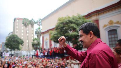 O presidente de Venezuela, Nicolás Maduro, acena para o público durante um ato oficial no dia 7 de novembro