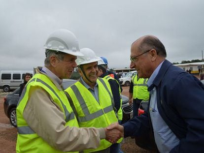 Presidente da Sabesp Jerson Kelman cumprimenta Alckmin na presen&ccedil;a do secret&aacute;rio de recursos h&iacute;dricos Benedito Braga.