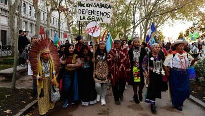 Um grupo de indígenas se dirige à manifestação desta sexta-feira em Madri para protestar pela mudança climática.