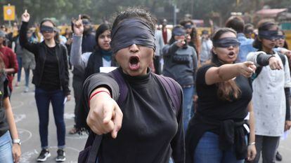 Ativistas participar no protesto em Nova Delhi, neste sábado.